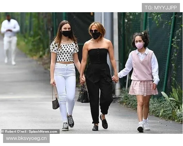 何卓佳训练完直接拎爱马仕去吃火锅？