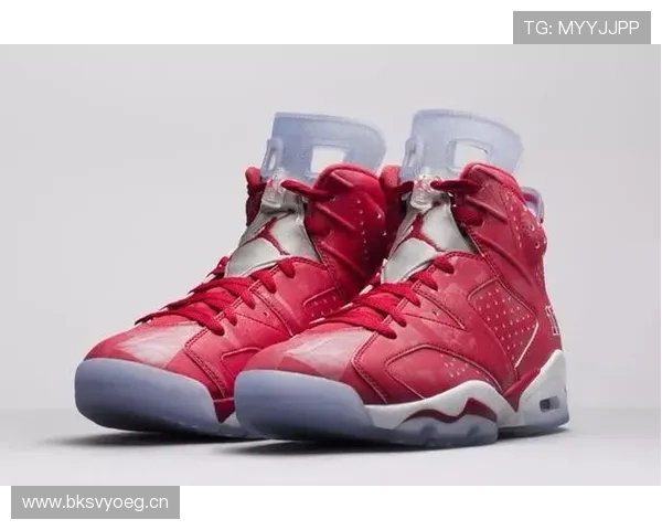 李梓嘉打完训练蹲路边吃盒饭，我竟然被他旁边那双限量球鞋给震住