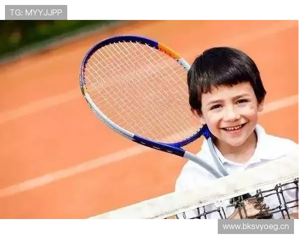 陈一冰室内狂摆弄，跟球场上判若两人，感觉他家像科幻片现场？
