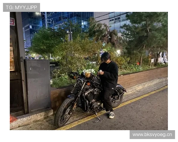 阿尔瓦雷斯训练间隙拿豪车开去买快餐，这反差感也太明星了吧？